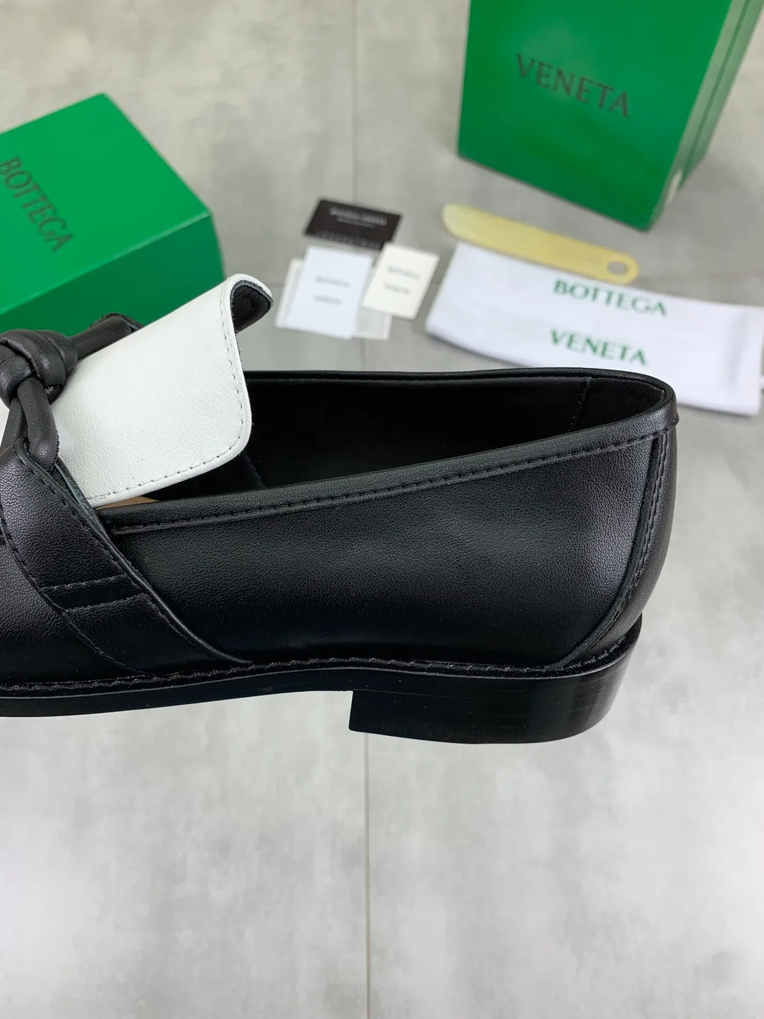 Men's shoes 💰P820 [New model] (genuine leather outsole) water-dyed cow lining 💰High-quality business couple leather shoes 💎💎💎 BOTTEGA VENETA official website synchronizes the latest top version of BV in the market, accept material comparison, shoe type comparison, process comparison, practical and textured, versatile and suitable for any occasion, the more you look at it, the more flavorful it becomes. Purely hand-knitted craftsmanship - Upper material, calfskin imported from Italy 🇮🇹 - High-quality water-dyed cowhide lining - Original private model customized leather outsole -Size: Female 35-39 (40 ordered) Male 39-44 (38 45 can be customized) Color: Multiple colors available